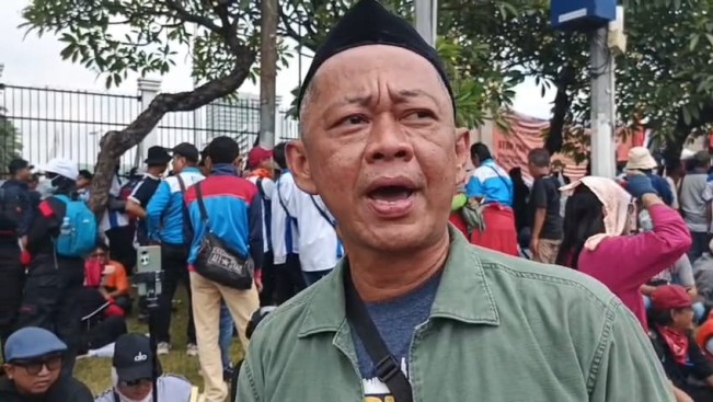 Bang Madun alias Nyak Kopsah di depan Gedung DPR, Senayan, Jakarta Pusat pada Kamis (28/8/2025). [FTNews]